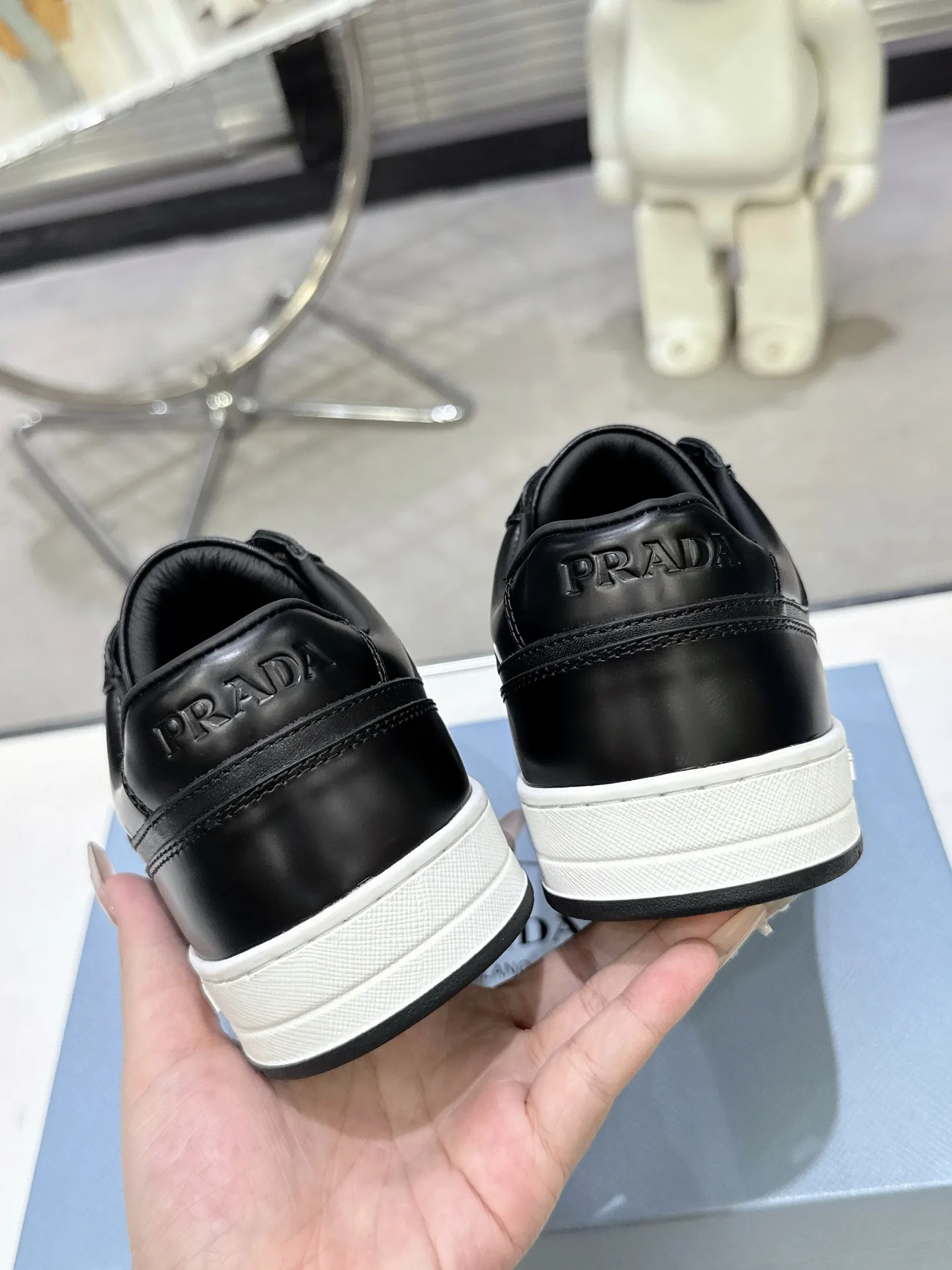 👟👟Ex-factory price 580👟👟 Couple style Prada Latest Downtown Bold series Triangle logo Casual sneakers White shoes Original purchase, development and production Downtown Bold sneakers are inspired by the basketball shoes of the 1980s, with a sporty design and exquisite details. Crafted from perforated leather, the statement platform sole provides a unique, modern style. The Prada logo is interpreted from different angles, decorated with the iconic enameled triangular metal logo, highlighting the unique classic style. Exquisite packaging at the delivery counter🛍📦 ▪️Fabric: Original custom imported first-layer cowhide ▪️Lining: Original imported soft sheepskin ▪️Outsole: Original open-molded rubber bottom material ▪️Size: Women's 35-40 Men's 39-45